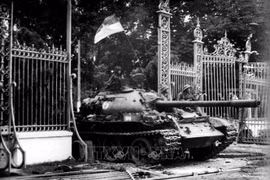 1975 年 4 月 30 日中午，203旅的坦克、第二军团304师进入独立宫。图自越通社