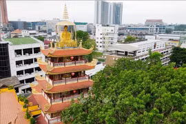 佛迹寺坐落于赛色塔县，其七层佛塔尤为引人注目，每一层都安置一尊安坐于莲台上的佛像，营造出宁静祥和的氛围。图自越通社