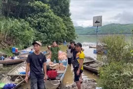 翻山涉水 保障受困群众基本生活需求