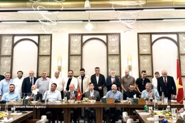 越南驻埃及兼驻黎巴嫩大使阮南杨与黎波里及北黎巴嫩工商、工业和农业商会副主席易卜拉欣·法兹近日共同主持越南—黎巴嫩企业论坛，来自50多家黎巴嫩企业的代表出席论坛。图自越通社