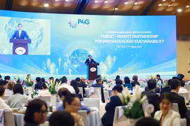 越南政府总理范明政在对话会上发表讲话。图自越通社