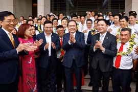 国会主席陈青敏在国会大厦与石油工业优秀员工代表团会面。图自越通社