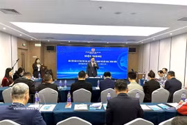 富寿省人民委员会主席陈维东在会上介绍该省的潜力和优势。图自越通社