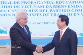 越共中央宣教与民运部副部长陈青林和古巴菲德尔·卡斯特罗·鲁斯中心主任雷内·冈萨雷斯·巴里奥斯。图自越通社