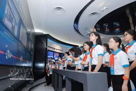 2025年5月13日，150名优秀儿童代表参观越南军队电信工业集团（Viettel）。图自越通社