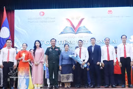 越南驻老挝大使馆和老挝国防部代表向获得三等奖的参赛队颁发奖励。图自越通社