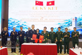 双方交换会谈纪要。图自越通社