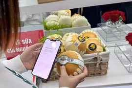 消费者查看产品的产地和来源。图自Vietnam+
