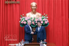 越共中央政治局委员、公安部部长梁三光大将在河内会见了美国负责东亚和太平洋事务的助理国务卿迈克尔·德索姆布雷。图自越通社