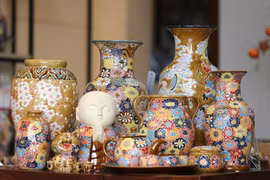 边和独特的陶器产品。图自《越南画报》