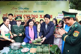 国家主席梁强参加在莱州省辛湖县帕秦乡举行的包粽子活动。图自越通社