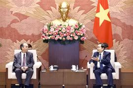 越南国会主席陈青敏会见巴新任驻越大使罗赫利奥·波兰科·富恩特斯。图自越通社