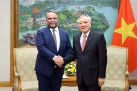 越南政府常务副总理阮和平会见德国黑森州科学与艺术部部长蒂蒙·格雷梅尔斯。图自越通社