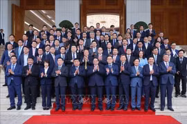 范明政总理和韩国企业代表合影。图自越通社