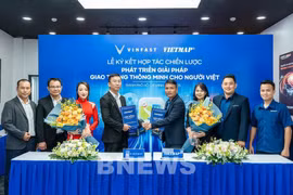 VinFast 制造与贸易有限公司已与 Vietmap 股份公司签署战略合作谅解备忘录，共同开发并在 VinFast 电动汽车上集成数字地图解决方案和智能交通服务。图自越通社