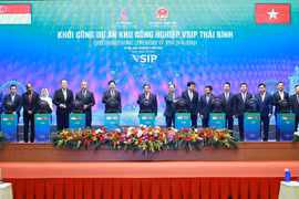 越南政府总理范明政与新加坡总理黄循财共同出席了越南-新加坡太平工业园区（VSIP太平）开工仪式。图自越通社