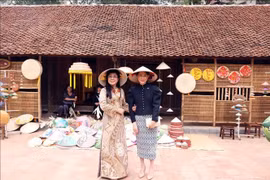 越南政府总理夫人黎氏碧珍与新加坡总理夫人吕子蕊共同参观了越南民族学博物馆。图自越通社