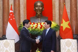 越南国家主席梁强会见新加坡总理黄循财。图自越通社