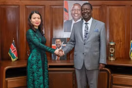 越南外交部副部长阮明姮和肯尼亚总理大臣兼外交和侨务部长穆萨利亚·穆达瓦迪。图自越通社