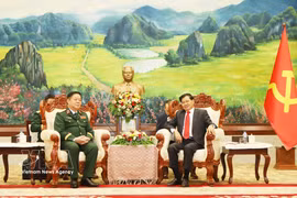 越共中央政治局委员、中央书记处书记、中央军委常委、越南人民军总政治局主任阮仲义大将礼节性拜访老挝人民革命党中央总书记、国家主席通伦•西苏里。图自越通社