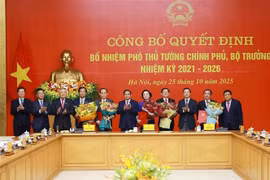范明政总理授予国家主席关于任命两位副总理和三位部长的决定。图自越通社
