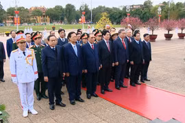 越南共产党成立95周年：党和国家领导人拜谒胡志明主席陵