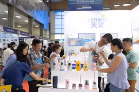 越南智能办公设备及文具展吸引许多企业和参观者的眼球。图自越通社