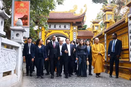 越南与埃塞俄比亚两国政府总理夫妇走访参观镇国寺