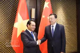 越共中央委员、农业与环境部部长郑越雄和中国农业农村部部长张柱。图自越通社