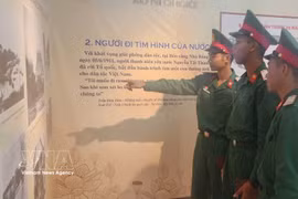 参观展览会的干部战士。图自越通社