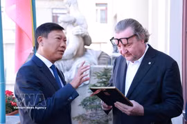 河内市人民委员会副主席杜英俊向布拉格市副市长彼得·赫拉瓦切克赠送纪念品。图自越通社