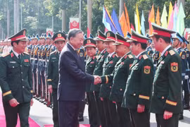 越共中央总书记、中央军委书记苏林和代表们握手。图自越通社