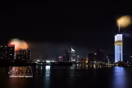 附图：胡志明市纪念命名50周年 在16处燃放烟花。图自越通社