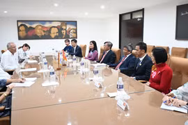 古共中央委员、中央对外部部长Emilio Lozada García同志接见了同奈省工作代表团。图自越通社