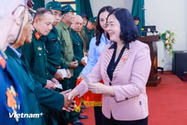 越南祖国阵线中央委员会主席裴氏明怀向河内钵场、嘉林和顺安四个乡的老兵赠送慰问品。图自Vietnam+