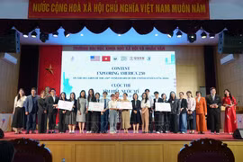 “了解美国”竞赛颁奖仪式。图自越通社
