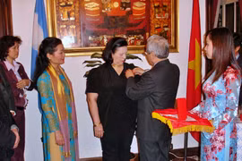 2005年，波尔迪·索萨女士荣获越南国家主席的友谊勋章。波尔迪·索萨女士家属供图