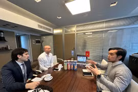 越南驻阿根廷兼驻巴拉圭和乌拉圭大使馆商务处与阿根廷-巴拉圭合资企业——CMA Paraguay公司（CMA）代表举行了工作会谈。图自越南工贸部