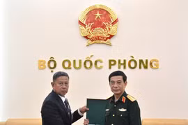 越共中央政治局委员、政府副总理兼国防部部长潘文江大将与泰国国防部部长阿杜尔·汶图姆加伦中将。图自qdnd.vn