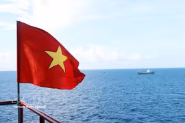 越南五星红旗在万里海疆升起