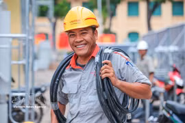 Viettel河内建设分公司基站技术人员裴德南的喜悦之情溢于言表。图自越通社