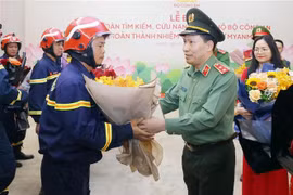 越南公安部为圆满完成任务的救援队举行隆重接机仪式。图自越通社