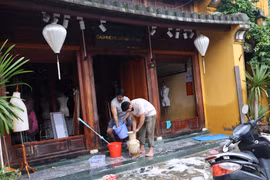 洪水过后会安居民积极清理街道重建家园