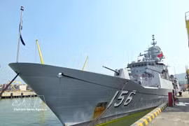 澳大利亚皇家海军的图文巴（HMAS Toowoomba）号护卫舰抵达仙沙港。图自越通社