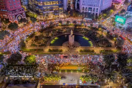 9月2日，胡志明市大批民众沉浸在庆祝国庆节的氛围中。图自越通社