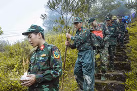 将两位烈士遗骸从帕丁山顶迎回故土