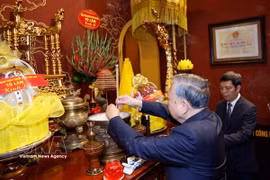 苏林总书记前往升龙皇城遗迹区与第67号房进香缅怀先贤