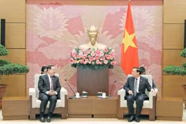 南国会副主席阮克定在河内会见老挝国会对外委员会主任萨尼亚·普拉塞特。图自baomoi.vn