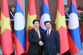 越南国家主席梁强和老挝人民革命党中央总书记、老挝国家主席通伦·西苏里。图自越通社