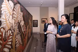 越共中央总书记苏林的夫人吴芳璃与盖达尔·阿利耶夫基金会副主席莱拉·阿利耶娃参观越南美术博物馆。图自越通社